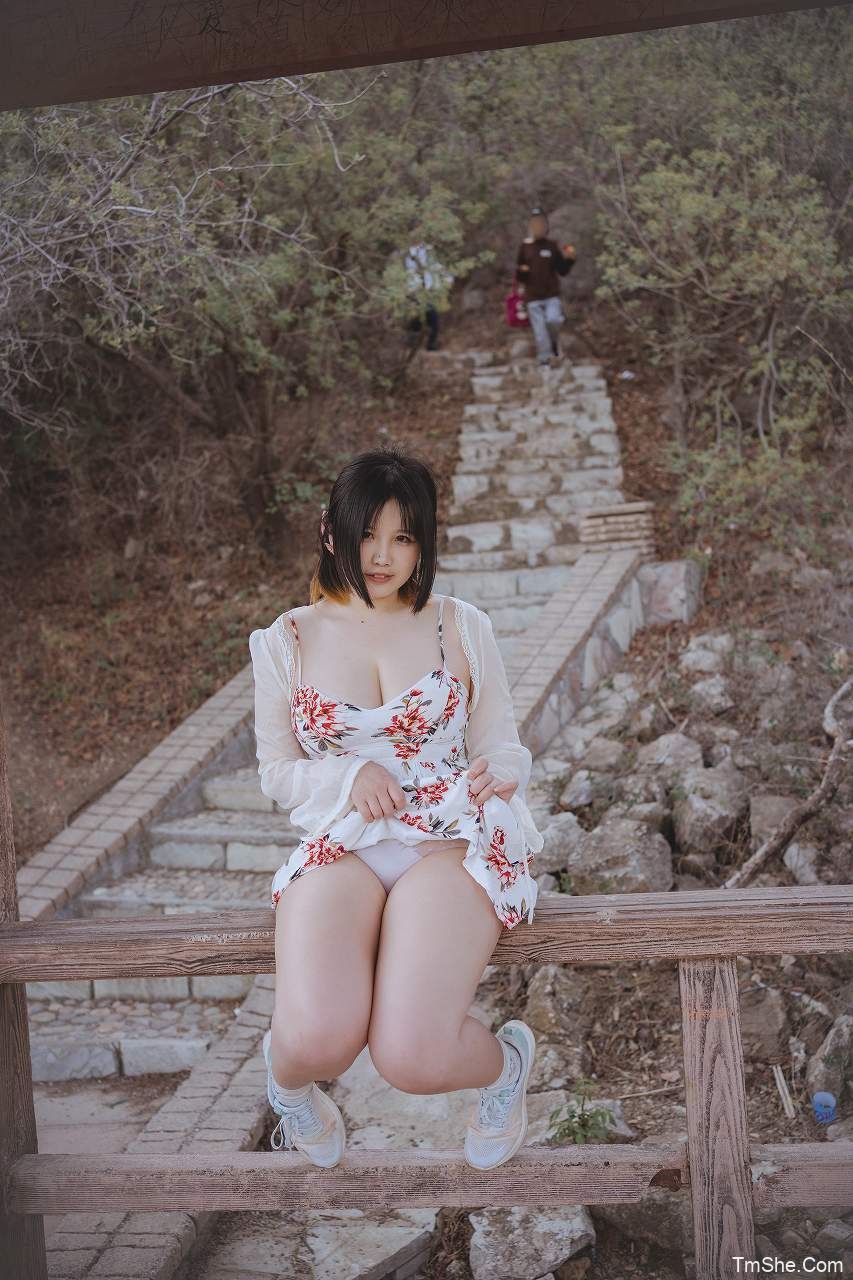 「阿半今天很开心」连衣裙 – 山顶(72P/368MB)-猫萌