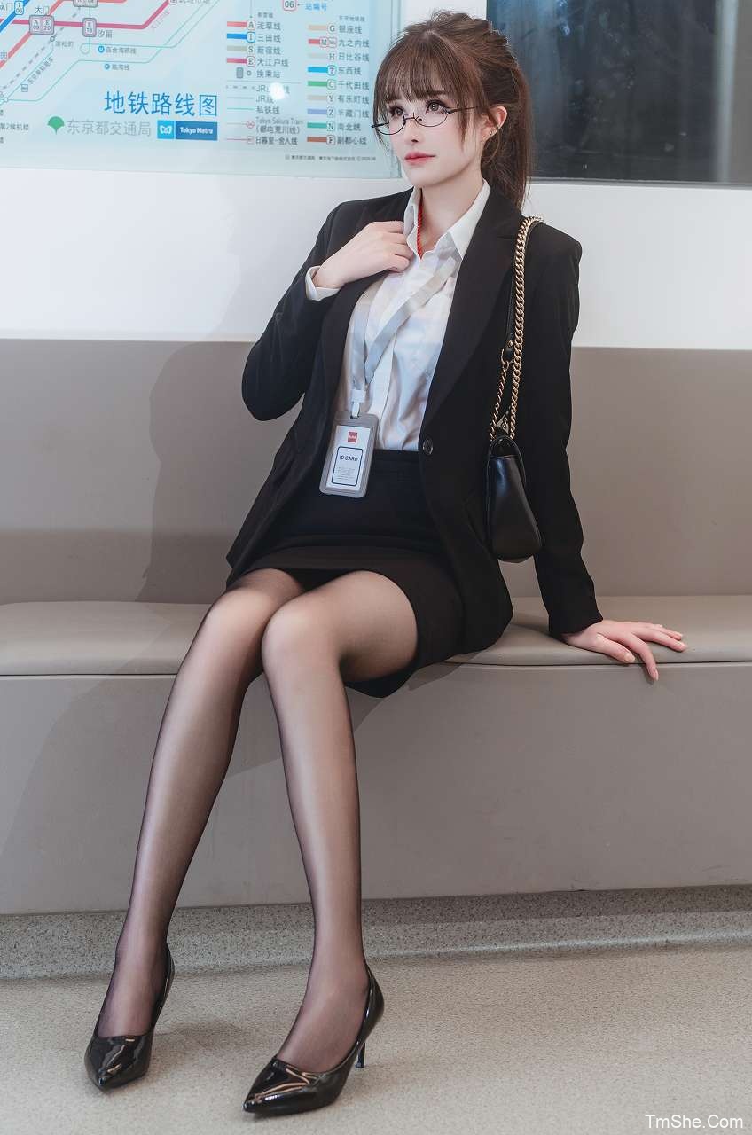 「鹿八岁baby」摄影素材 – 地铁OL职员(79P/1V/798MB)-猫萌