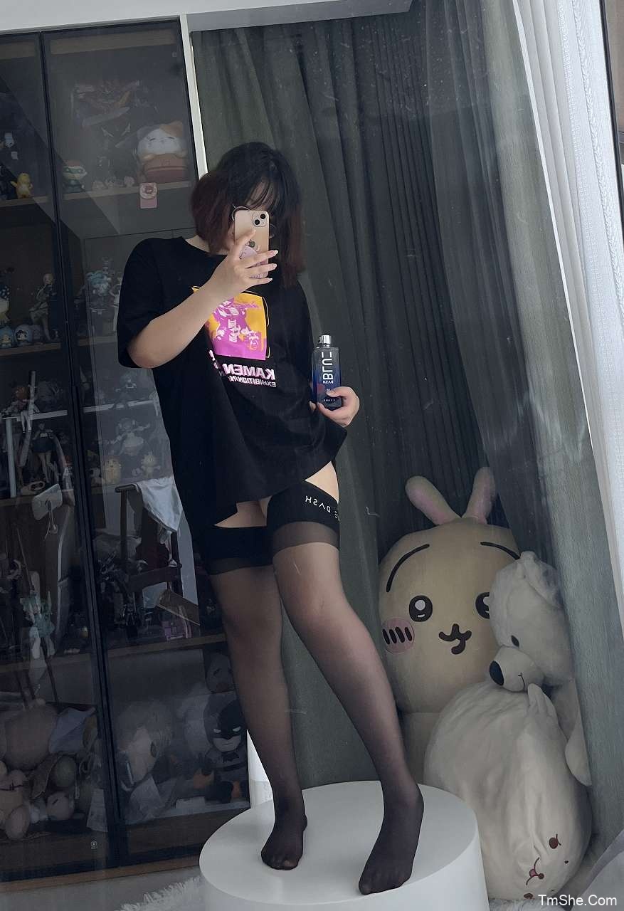 「阿半今天很开心」普通黑色吊带袜 + 运动鞋(143P/1V/260MB)-猫萌