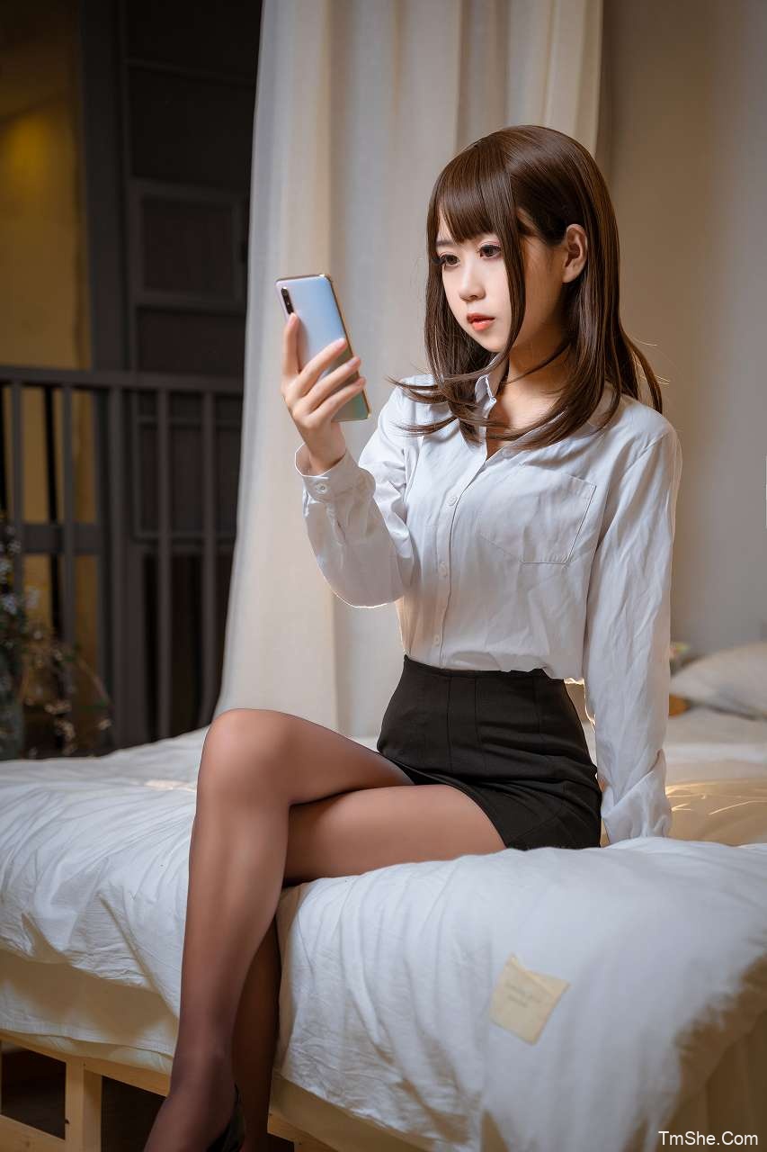 「萌芽儿」图包 – 开裆丝袜OL(26P/233MB)-猫萌