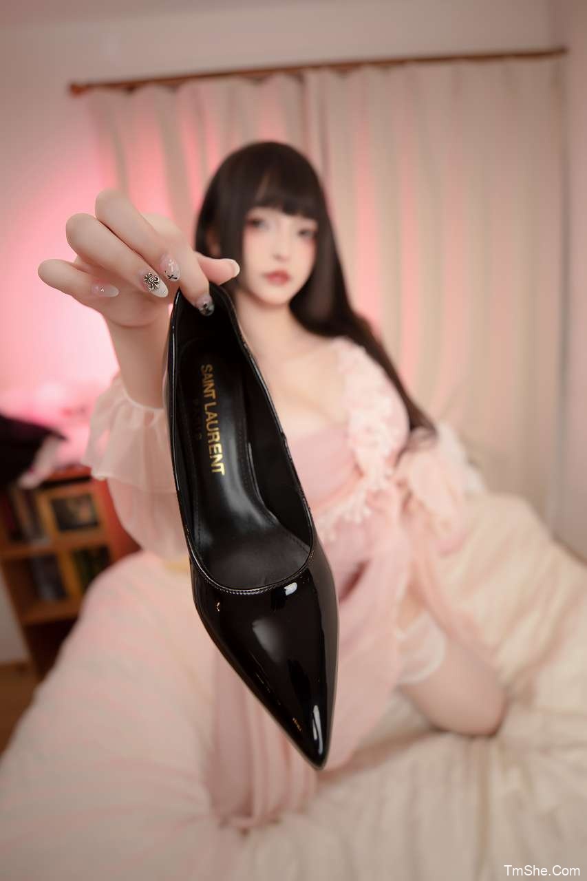 「神楽坂真冬」视图 – 高跟睡袍(75P/2V/650MB)-猫萌