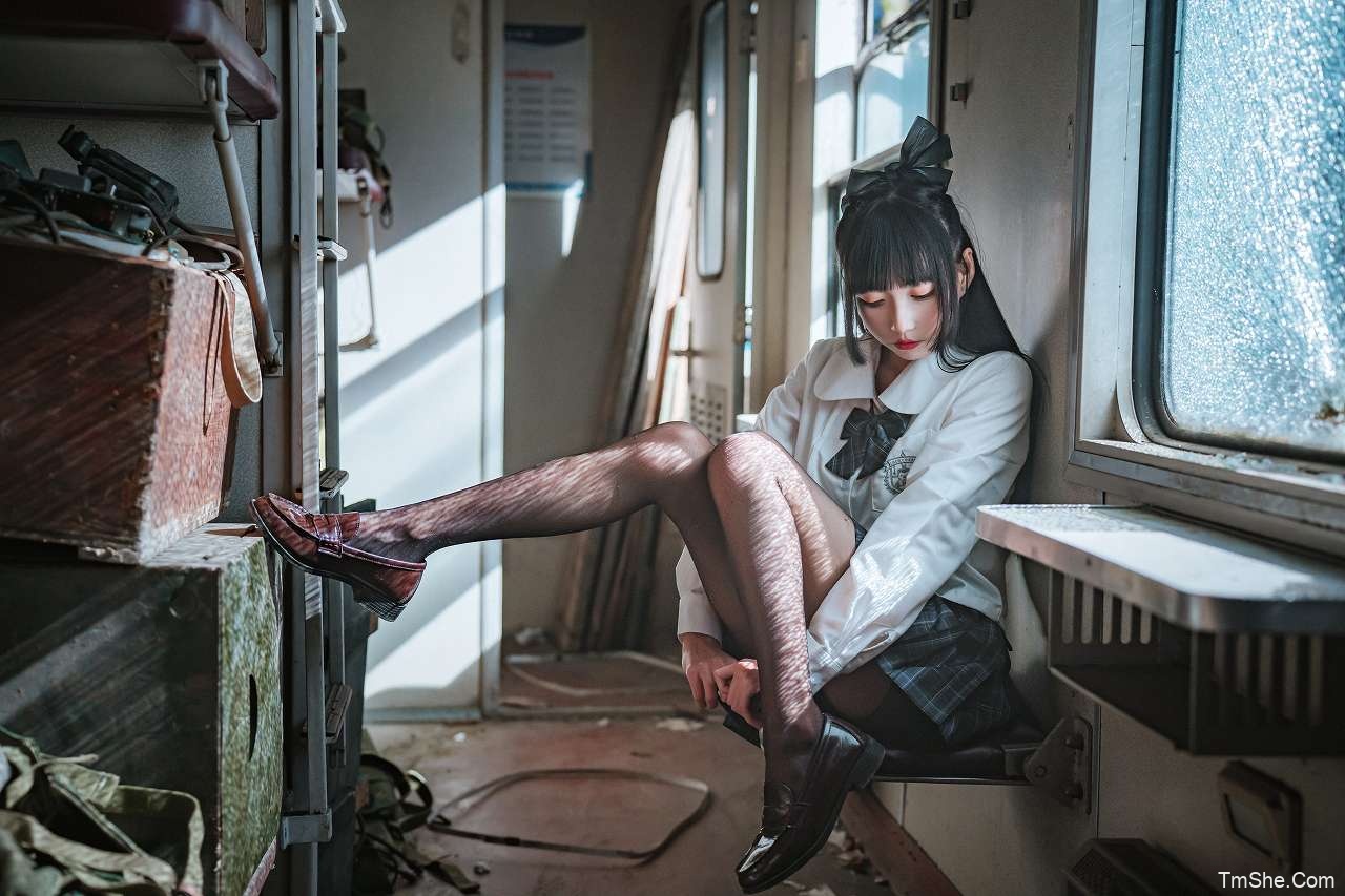 「COSER小梦酱」摄影素材 – 废弃火车(103P/1.18GB)-猫萌