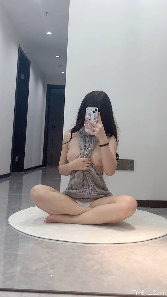 「Bangni邦尼」隐藏自拍 – 露背毛衣(24P/8V/232MB)-猫萌