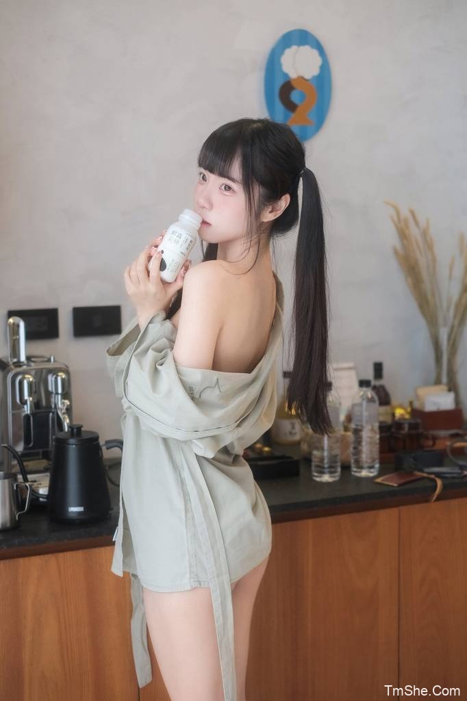 「可可小白兔」电子素材 – 在阳台做坏事的小兔兔(68P/148MB)-猫萌