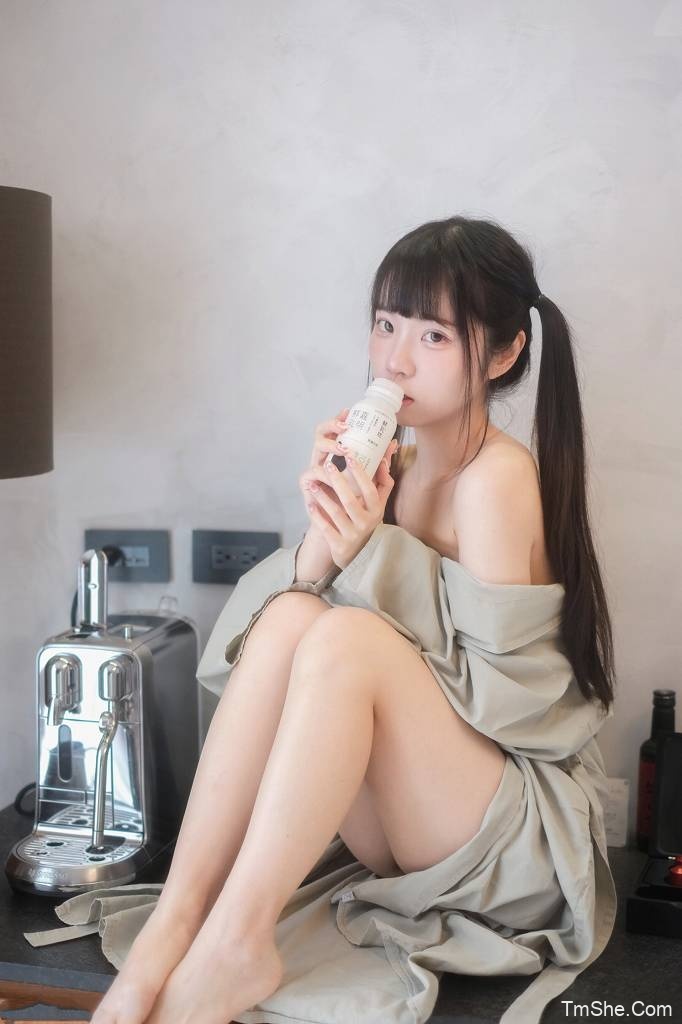 「可可小白兔」电子素材 – 在阳台做坏事的小兔兔(68P/148MB)-猫萌